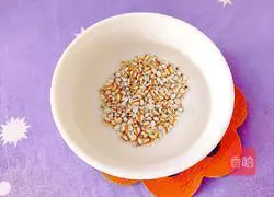 Illustration of how to make kiwi barley and white fungus soup 3