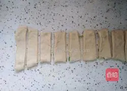 Illustration of how to make salt and pepper rolls 7