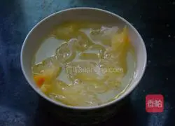 Illustration of how to make milky white fungus soup 1