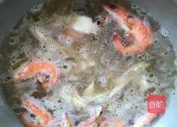 Illustration of how to make chicken soup prawn noodles 6