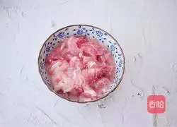 Illustration of how to make fried meat slices with cucumber and eggs 2