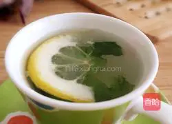 Illustration of how to make lemon mint honey drink 4