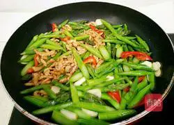 Illustration of how to make asparagus and shredded pork 10