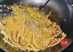 Illustration of how to make fried instant noodles with eggs 6