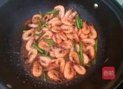 Illustration of how to fry river shrimp in oil 7