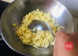 Illustration of how to make spring leek and egg dumplings 4