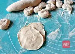 Illustration of how to make pork and celery dumplings 9