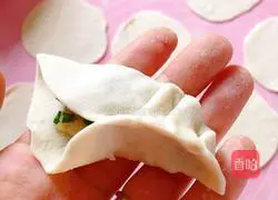 Illustration of how to make leek and pork dumplings 9