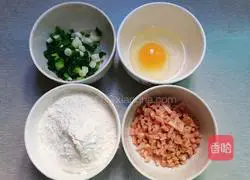 Illustration of how to make ham sausage, egg and scallion pancakes 2