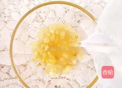 Illustration of how to fish white fungus with fruits 1