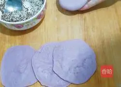 Illustration of how to make purple sweet potato cakes with perilla filling 14