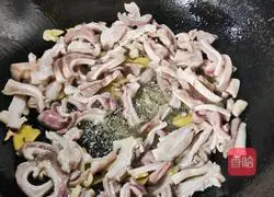 Illustration of how to make stir-fried pork belly with lotus root 5