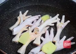 Illustration of how to make peanut chicken feet soup 4