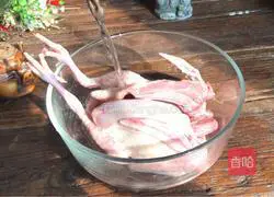 Illustration of how to cook squab stewed with red dates and American ginseng 2