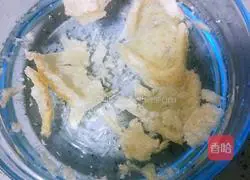 Illustration of how to stew bird's nest with wolfberry milk 2