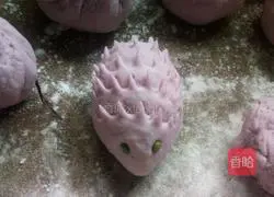 Illustration of how to make purple sweet potato pork buns 12