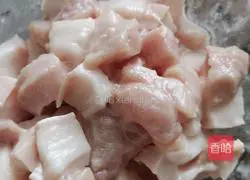 Illustration of how to make fried meat with celery and fungus 3