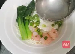 Illustration of how to make shrimp Yangchun noodles 12