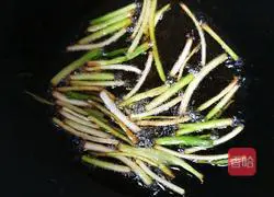 The scallions that make the meat skewers drool.Illustration of cooking noodles with oil 3