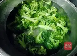 Illustration of how to make broccoli in oyster sauce 3