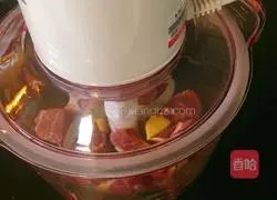 Illustration of how to make celery and beef buns 3