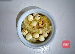 Illustration of how to make red dates, white fungus and lotus seed soup 4