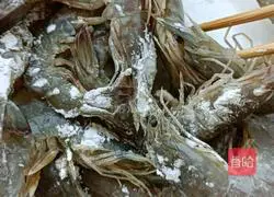 Illustration of how to make salt and pepper prawns 8