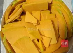  Illustration of how to make pumpkin steamed buns 1