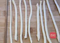 Illustration of how to make crispy twists 12