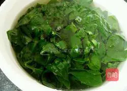 Illustration of how to make green leaf bean paste buns 2