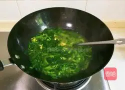 Illustration of how to make vegetable oil, shredded pork and spinach soup 12