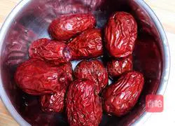 Illustration of how to make red date and lotus root soup 3