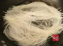 Illustration of how to make egg and green onion noodles 3