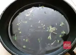 Illustration of how to make loofah and egg soup 6