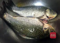 Illustration of how to make crucian carp shredded radish soup 1