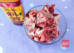 Illustration of how to make beef bone soup with barley, cordyceps and coconut juice 5