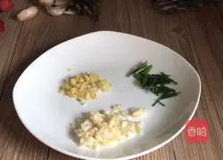 Illustration of how to make scrambled eggs with green and red peppers and mushrooms 3