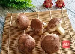 Illustration of how to make mushroom steamed buns 10