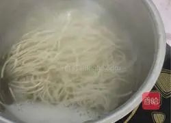 Illustration of how to make shrimp and seaweed clear soup noodles 2