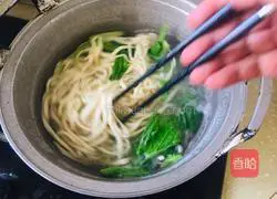 Illustration of how to make pickled cabbage and mutton noodles 8