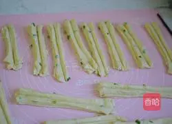 Illustration of how to make scallion fried dough sticks 7