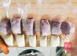 Illustration of how to make two-color plum blossom steamed buns 3