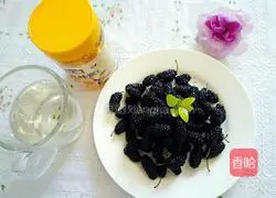 Illustration of how to make mulberry juice 1