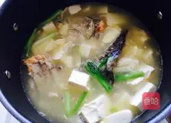 Illustration of how to make tofu and fish head soup 4