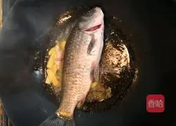 Illustration of how to make crucian carp powder skin soup 5
