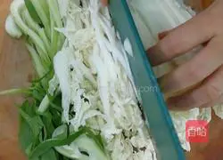 Illustration of how to make cabbage-filled dumplings 1