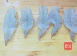 Illustration of how to make red oil shrimp crackers 1
