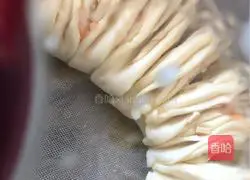 Illustration of how to make large flower rolls 19