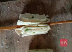Illustration of how to make onion-flavored flower rolls 8