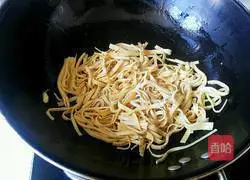 Illustration of how to make stir-fried bean curd with leeks 5